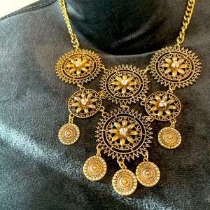 ⭐️ Amazing statement neckpiece and earrings ⭐️